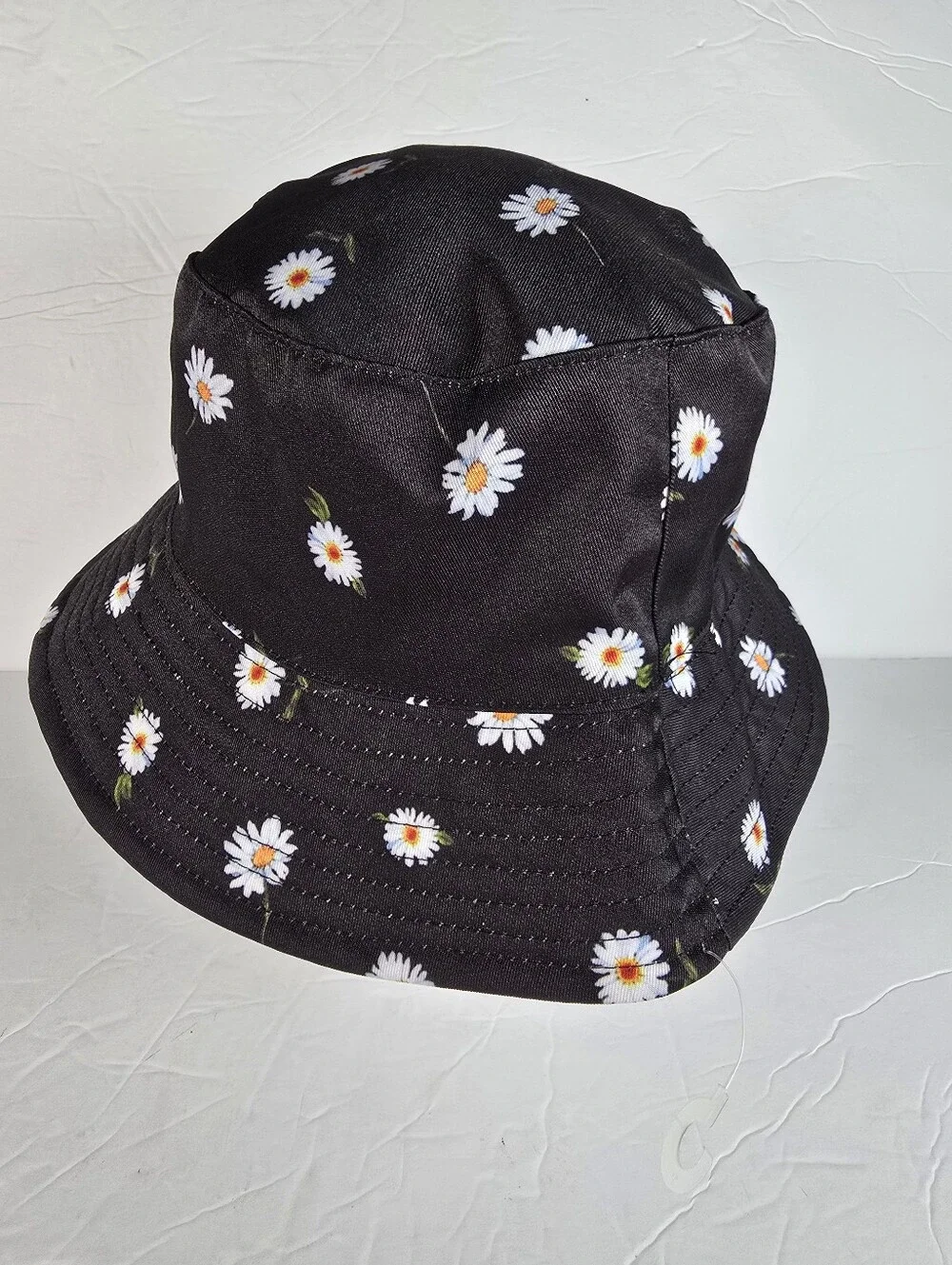 NWOT Alice + Olivia x FABFITFUN Reversible Daisy Bucket Hat One Size